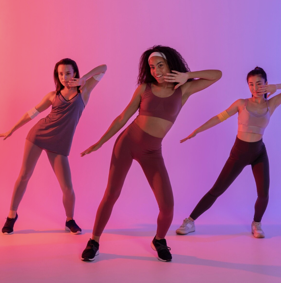 Image de trois femmes effectuant un cours collectif à Lambesc d'Aérobic LIA