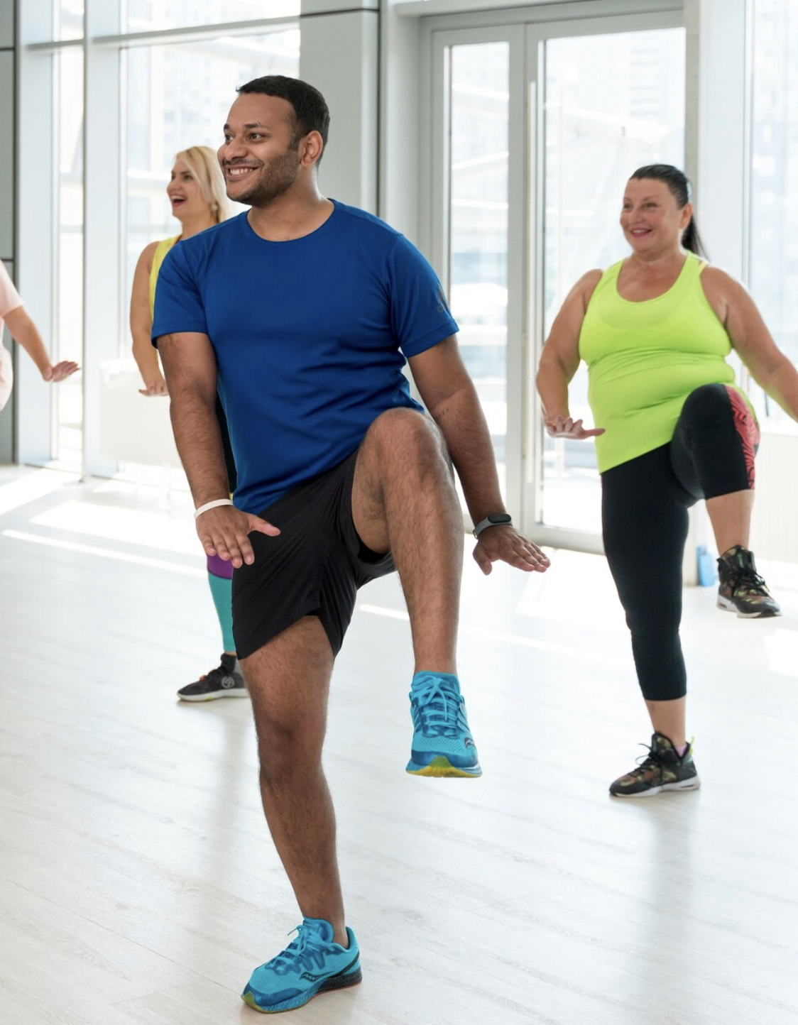 Image de deux femmes et un homme effectuant un cours collectif à Lambesc d'Aérobic LIA
