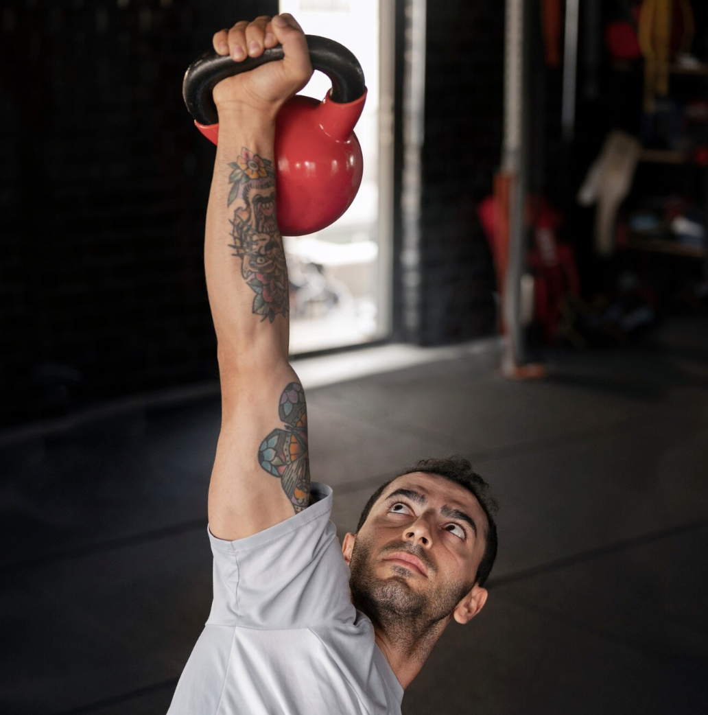 Un homme qui fait un exercice pendant un cours collectif à Lambesc