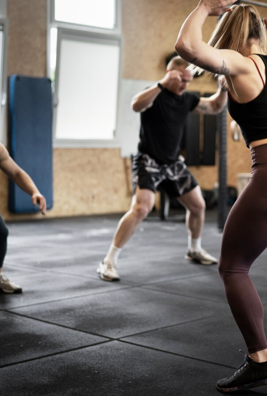 Image d'un groupe entrain d'effectuer un cours collectif à Lambesc
