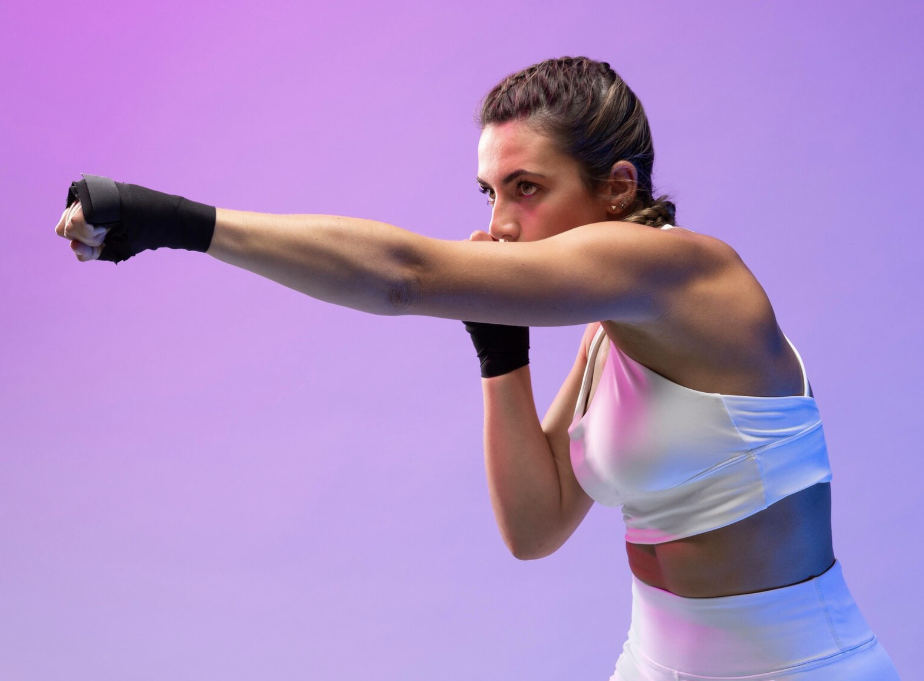 Une femme met des coups de poing pendant un cours collectif à Lambesc