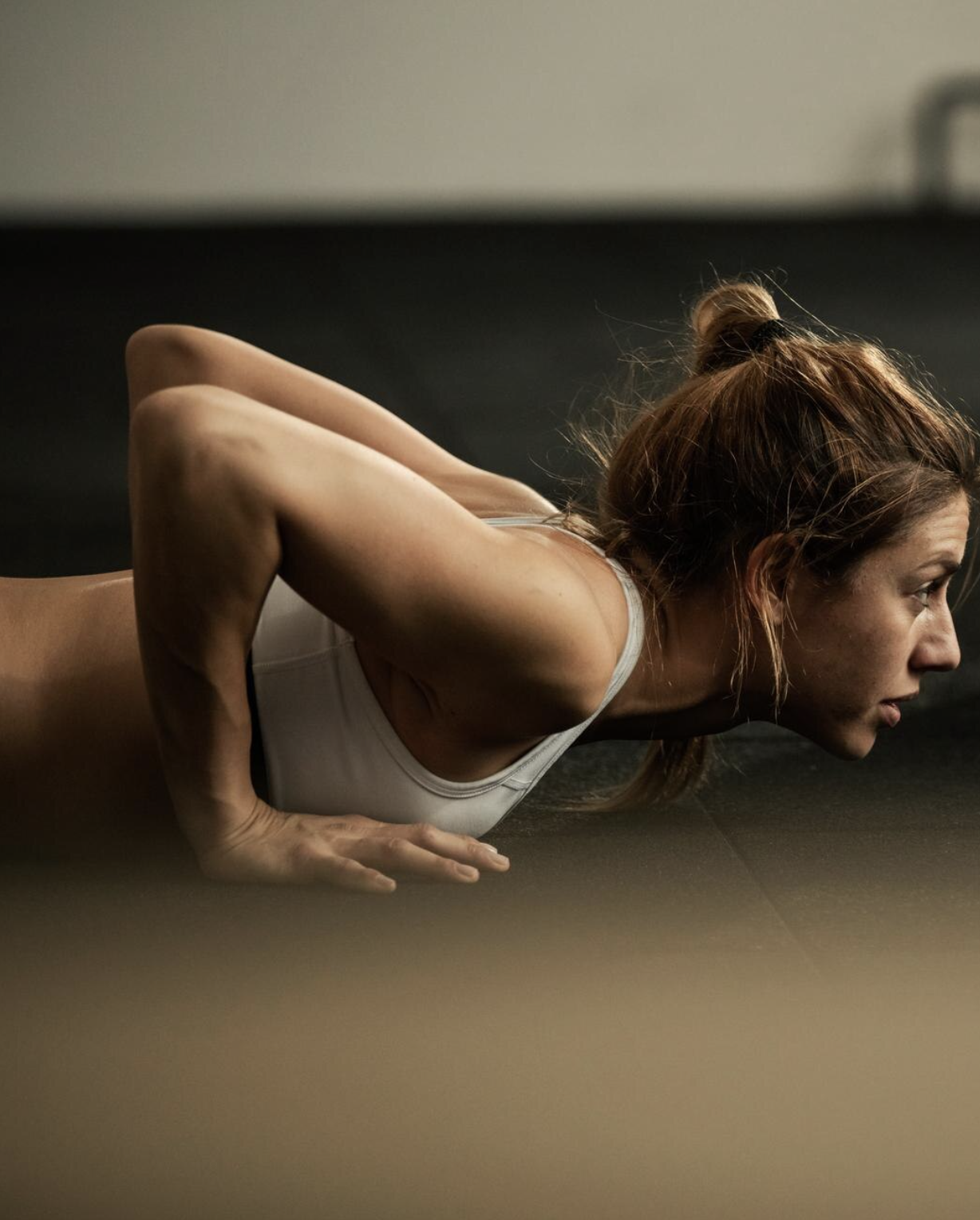 Image d'une femme qui participe à un cours collectif à Lambesc en faisant des pompes