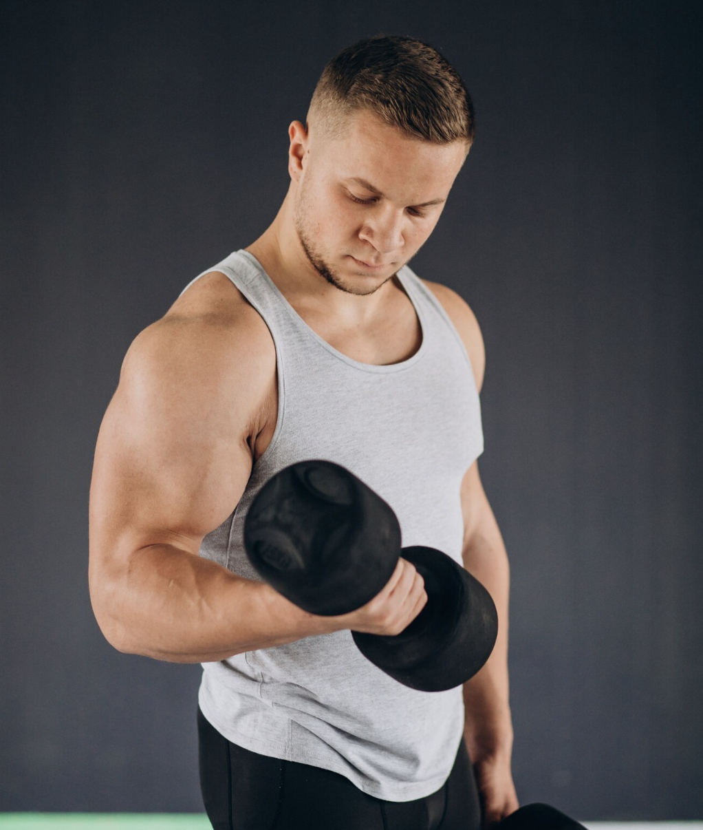 Un homme pendant un cours collectif à Lambesc de bodypump